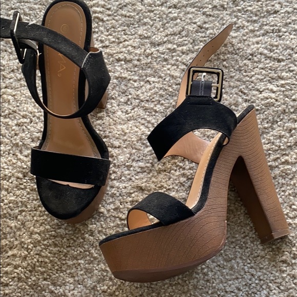 Black heels - Picture 3 of 3